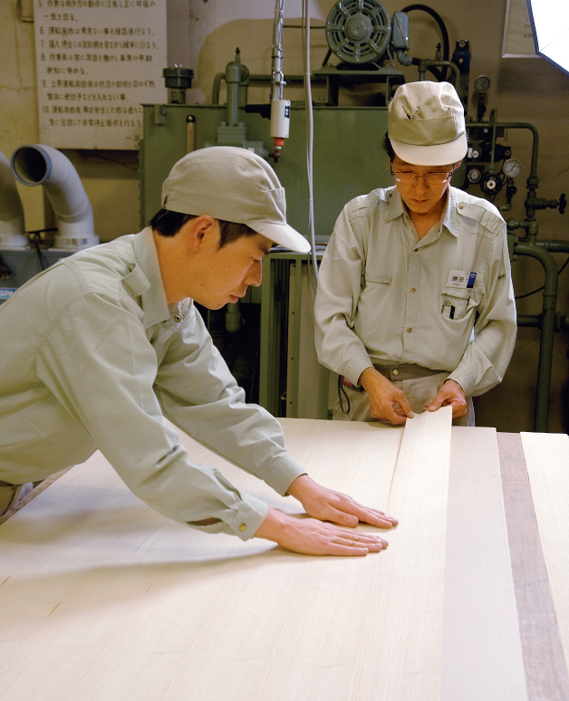 単板（厚さ0.2～1.5mmに薄くスライスした木材）1枚1枚を、すき間なく貼るには熟練の技術が必要となる