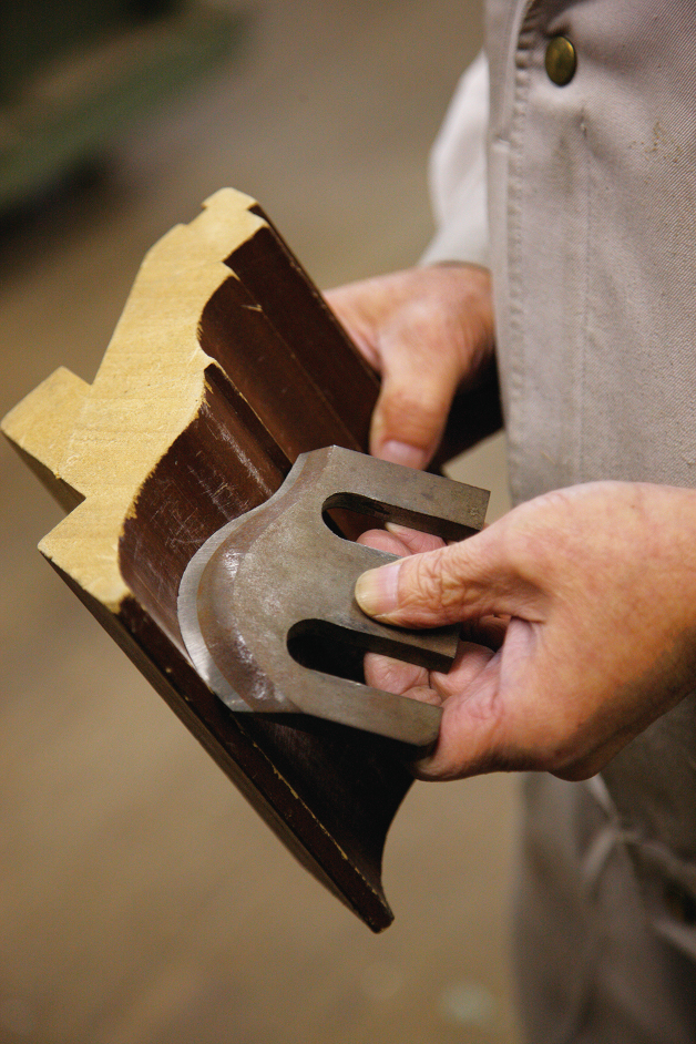木材に微妙な凹型や曲面をつけるための刃。仕上がりや作業効率などに考慮して、社員たち自らが刃を製作する