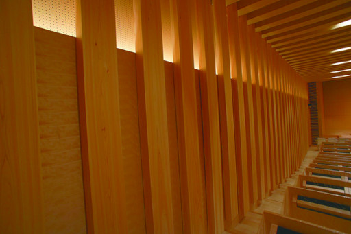 横井講堂の壁にはヒノキの無垢材を使用
