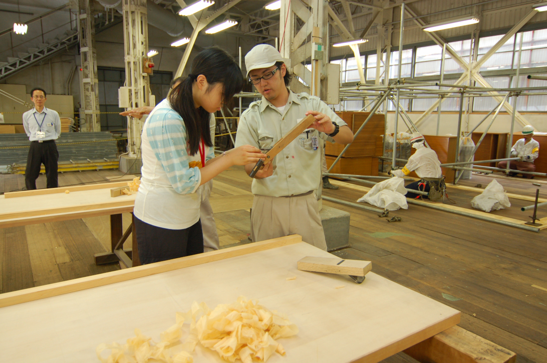 若手の木工職人がかんながけを指導