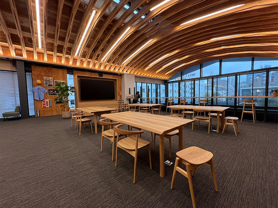 お客様や見学者との打ち合わせ、従業員の休憩に利用