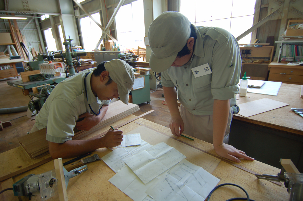 課題作品の設計図を木工職人がチェック