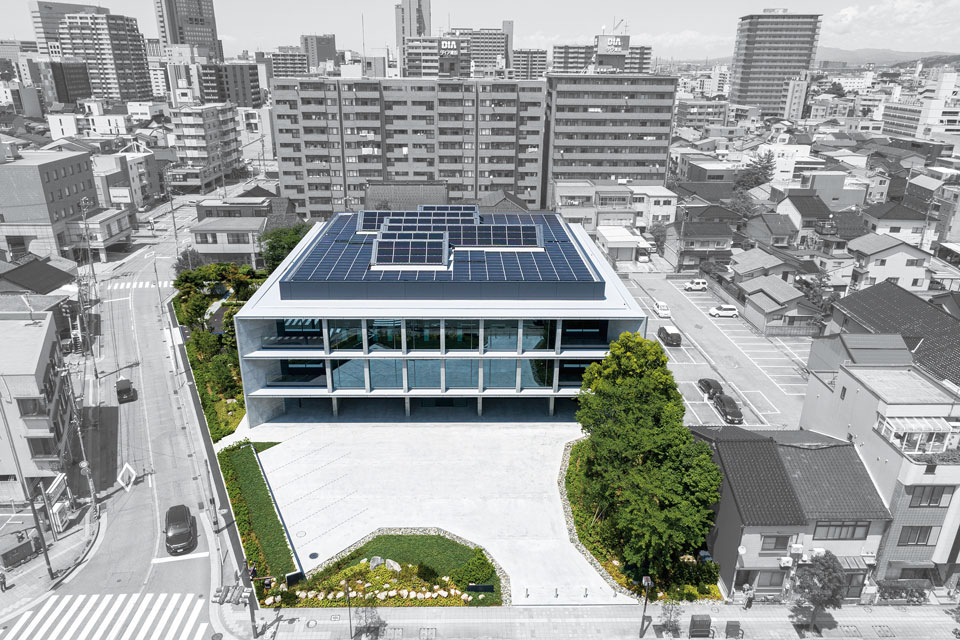 屋根上に設置した140kWの太陽光パネル