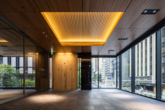 CLT耐震壁を配置したオフィスエントランス