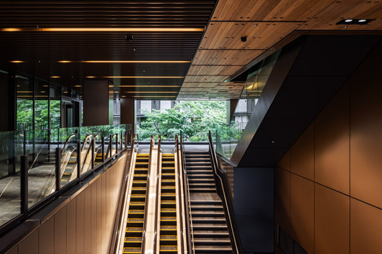 緑を借景としたオフィスエントランスへの導入部