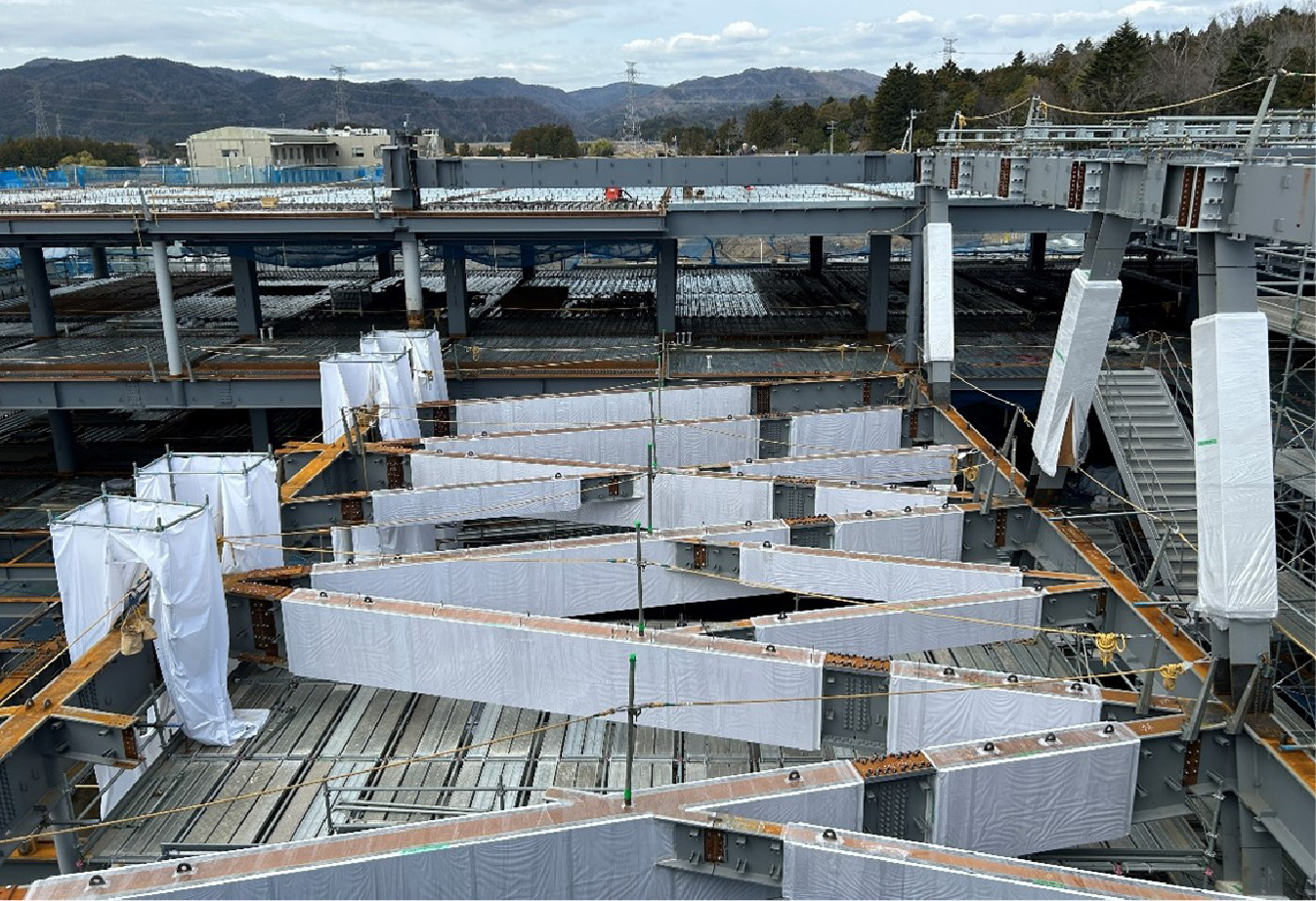 耐火木鋼梁（ハイウッドビーム）とV字制震柱施工状況