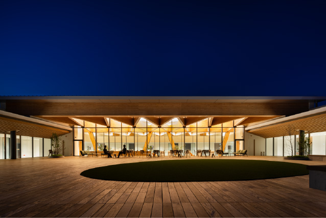 室内の明かりが美しく照らす斜格子状の梁