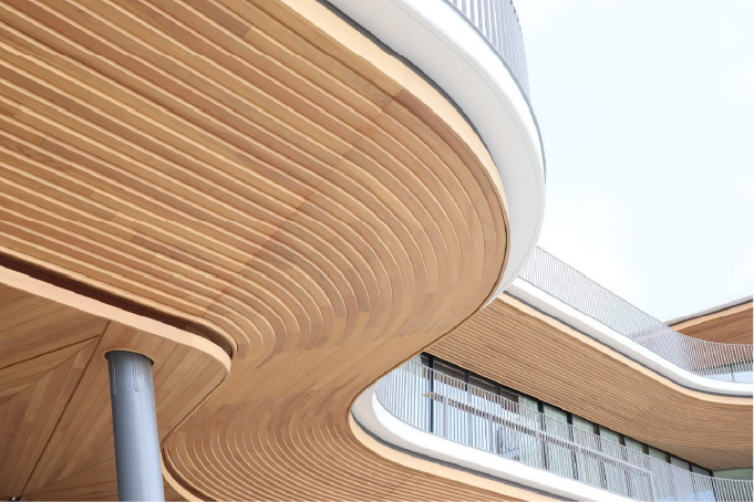 連続するR形状が特徴のバルコニー軒天　