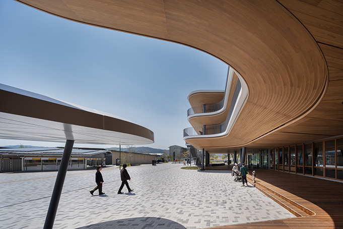 杉板を階段状に張り、曲面を描いた縁側テラス