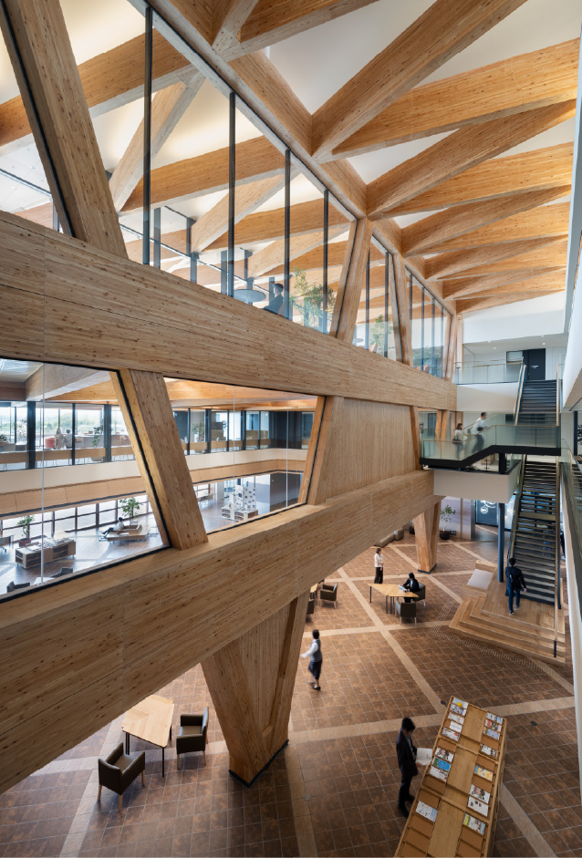 建物中央部分の吹抜空間