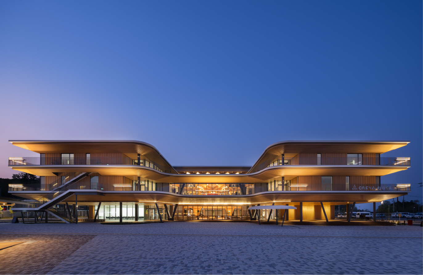 ライトアップされた木々が印象的なCREVAおおくま