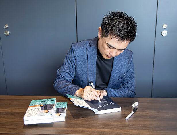 山川 恭弘氏 直筆サイン本プレゼントのご案内