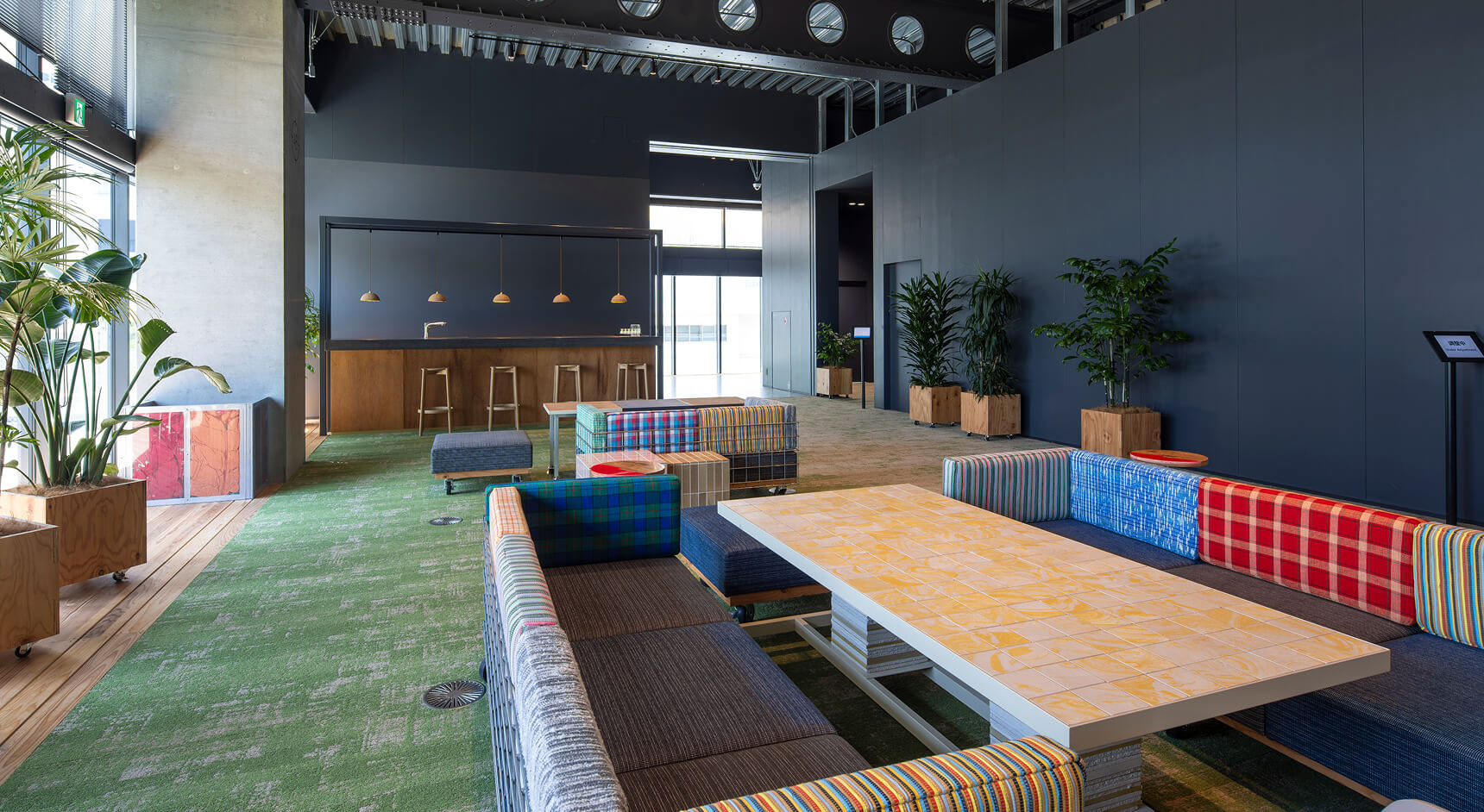 Discover Salonのソファやテーブル、ランプシェードなどもアップサイクル材を活用