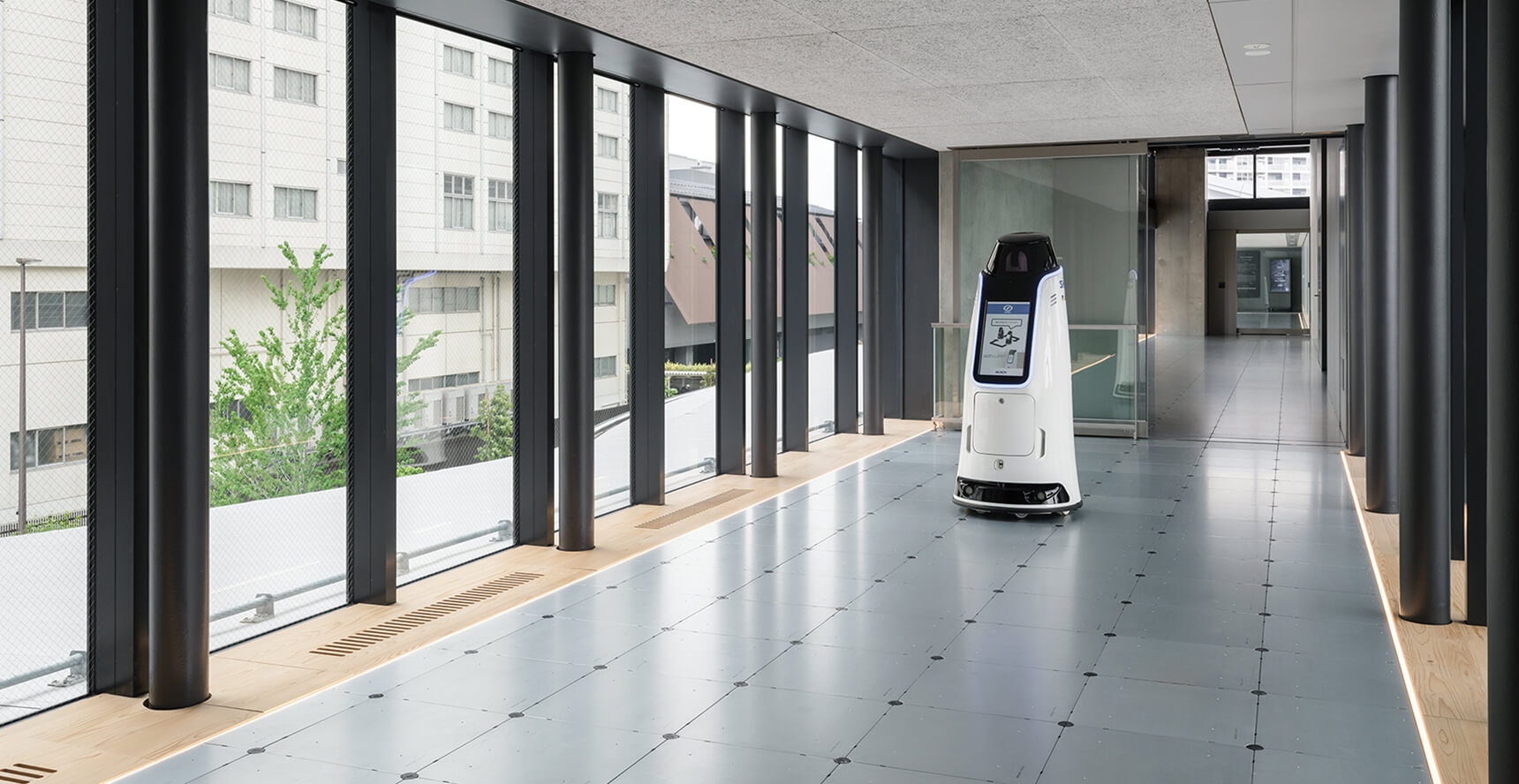 複数施設を行き来する警備ロボット