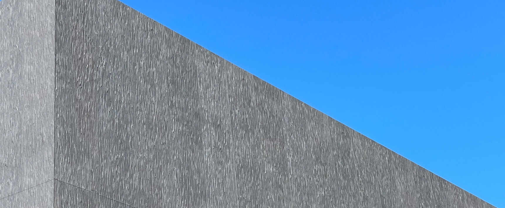 日の角度によって表情を変えるパネル、VR同様に実物も模様の継ぎ目が見えない