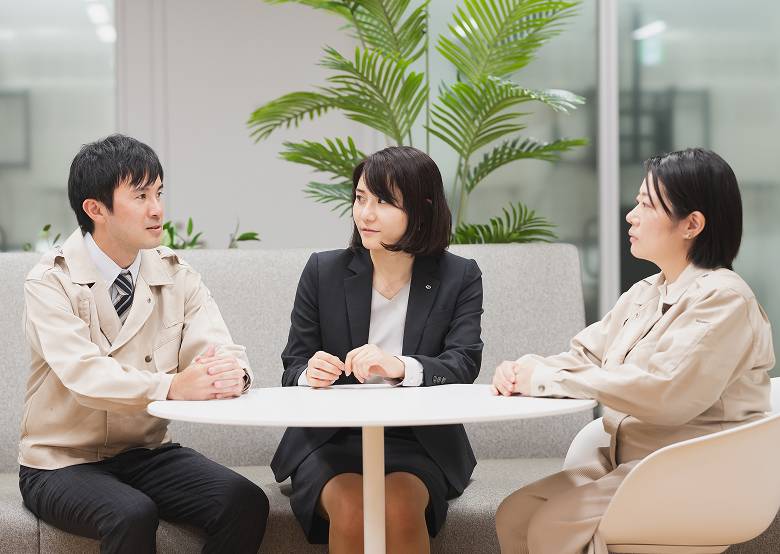 クロストークで3人で話し合っている様子の画像