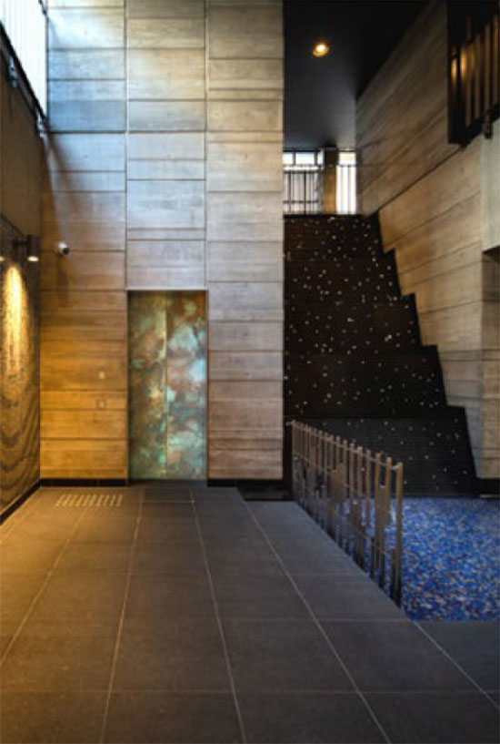 木目調タイプによる壁面コンクリート仕上げ