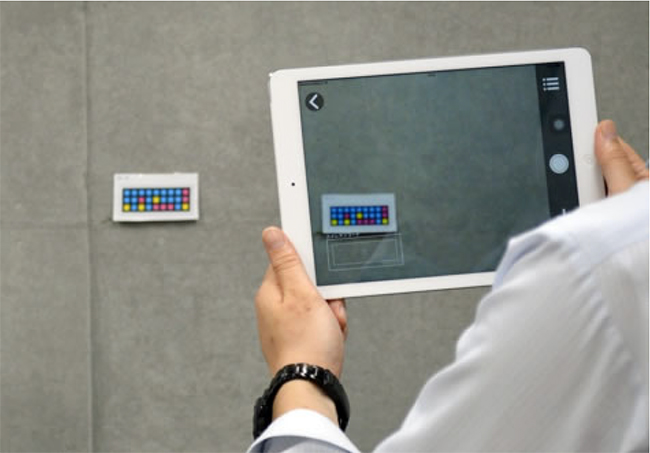 コンクリート構造物の画像モニタリングシステム用ソフトウェアを用いた検査の様子