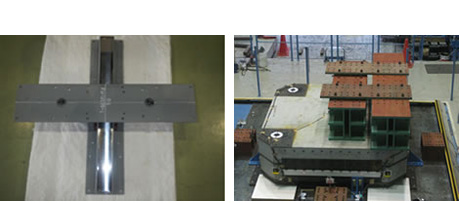 免震装置写真（左）とシステムの実験状況