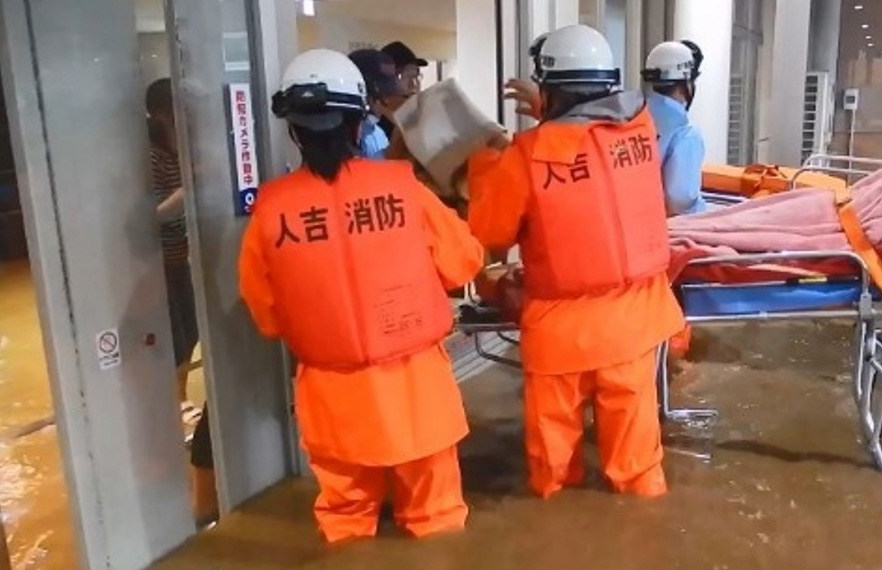 防水板越しの患者搬入（令和2年7月豪雨時）