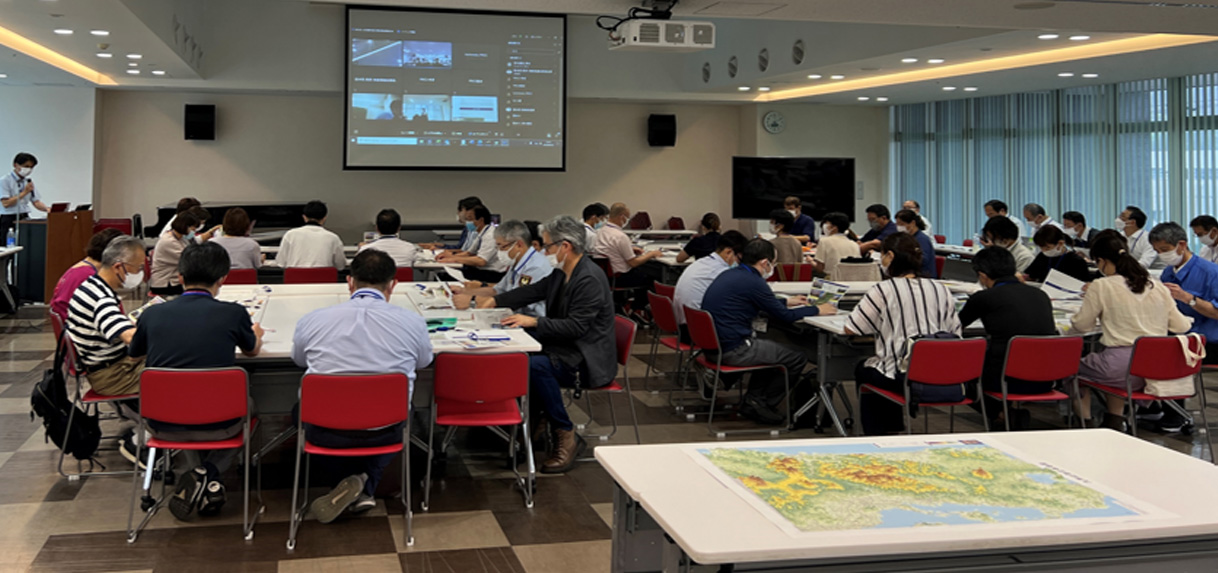 50名以上が参加. 河川管理者から警報レベルと球磨川水位などについて説明