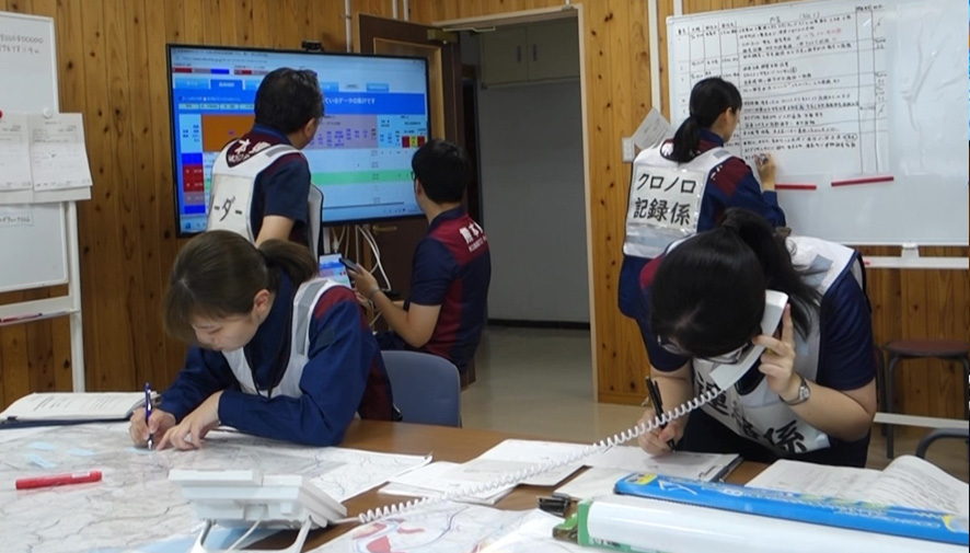 様々な情報の収集に努める様子（人吉保健所）