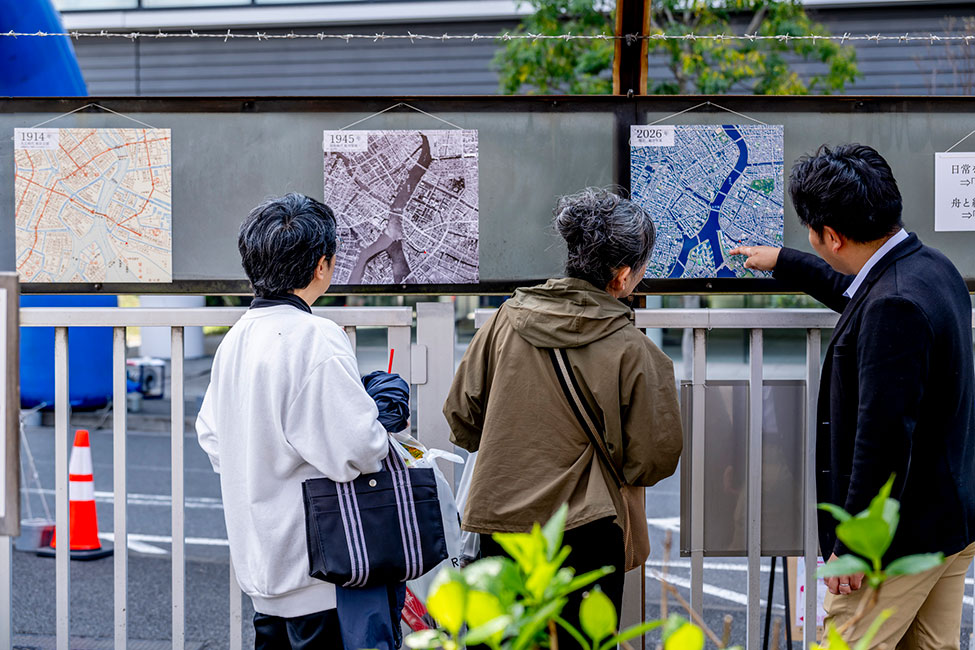 過去と今の地図を見ながら、大横川の説明を受ける様子