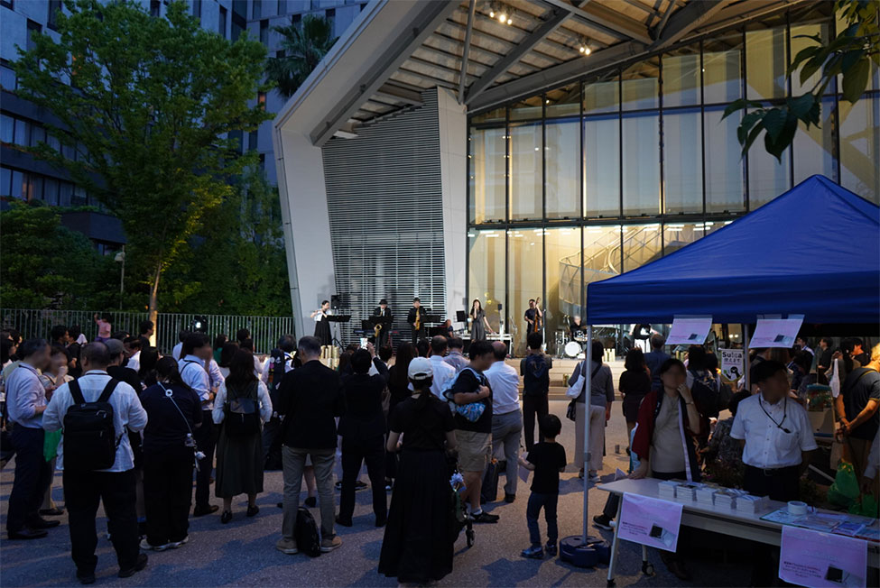 音楽イベントを楽しむ人たち