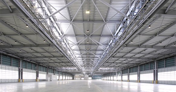 “ダブルスーパーウィング”で付加価値の高い無柱大空間を 「福岡空港貨物施設　国際貨物上屋」