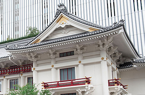 BIM and a full-scale drawing were used to achieve the exact details of the roof eave camber and the decorative wooden supports under the eaves.