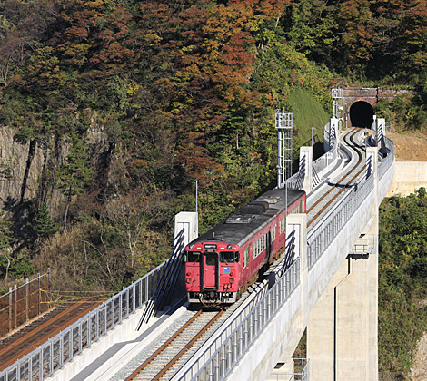 コンクリート橋に生まれ変わった余部橋梁を列車が運行する