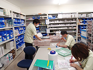 中央倉庫では約4,000品目の診療材料を管理して、各部署に提供（SPDセンター）