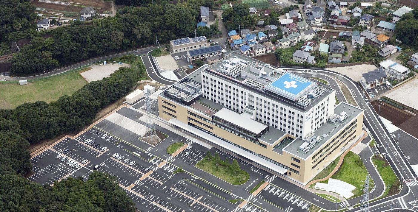 2017年12月27日、千葉県の「松戸市立総合医療センター」（旧・国保松戸市立病院）が移転・開院を迎えました。シミズはこの公立病院を、実施設計から施工まで一括して手掛けるデザインビルド方式で建設しました。