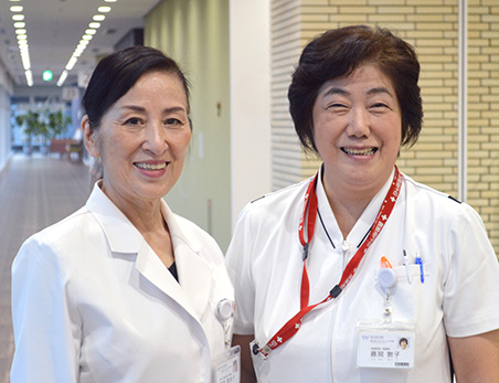 富山西総合病院　副院長　看護部長　藤岡　敦子　様（右）　看護介護統括部長　高堂喜美子　様（左）