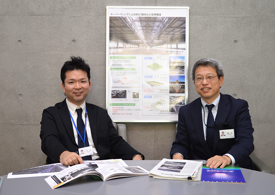 プロジェクトを担当した設計本部　生産・研究施設設計部の小川浩平（左）と構造設計部1部 設計長の辰己佳裕（右）