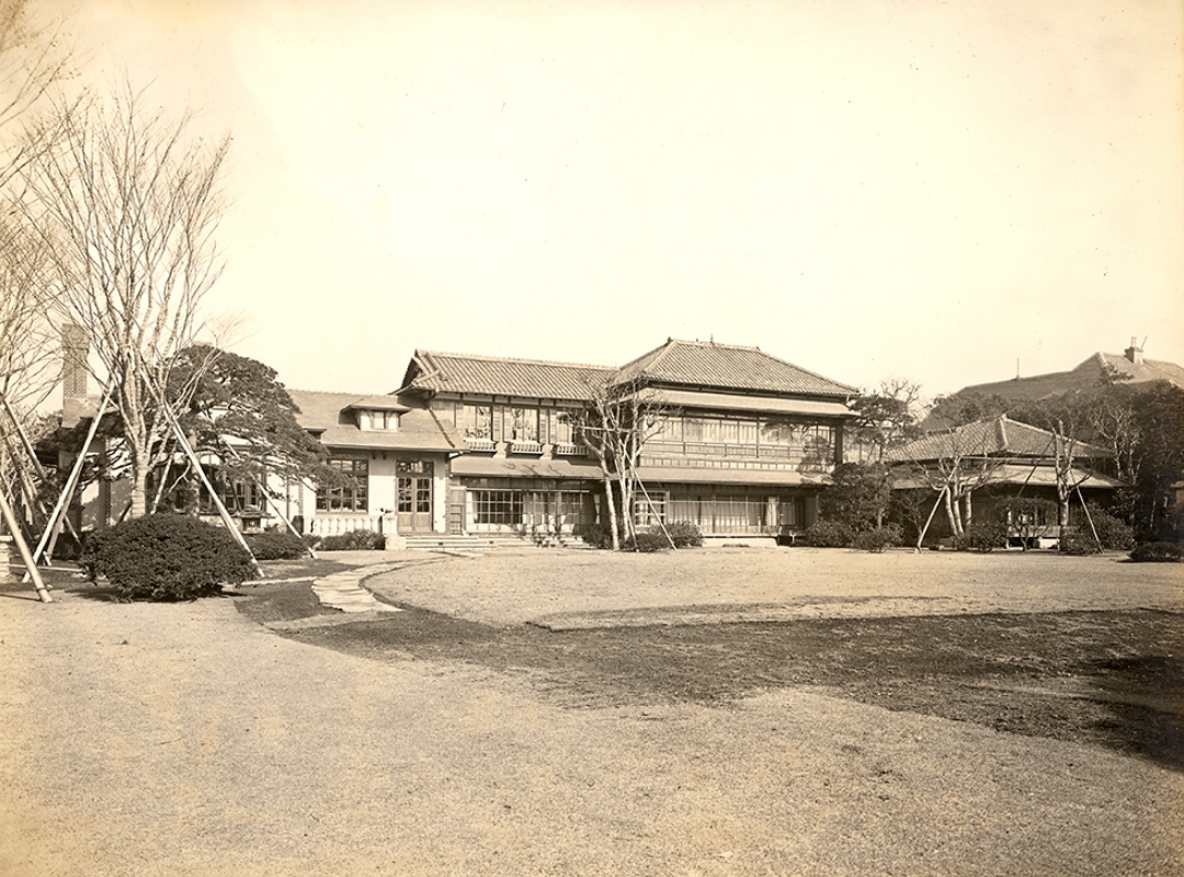 洋館増改築後の三田綱町・渋沢邸。建物左側部分を解体して、応接室、書斎、食堂から成る洋館を増築した