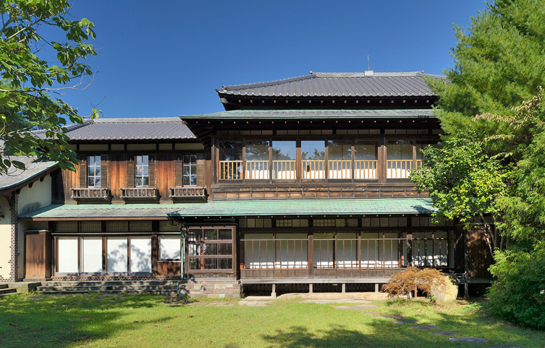 青森県移築後の旧渋沢邸表座敷（写真右側）