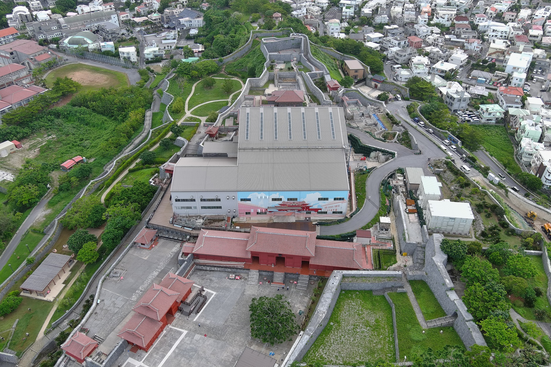 首里城全景。中央が正殿素屋根