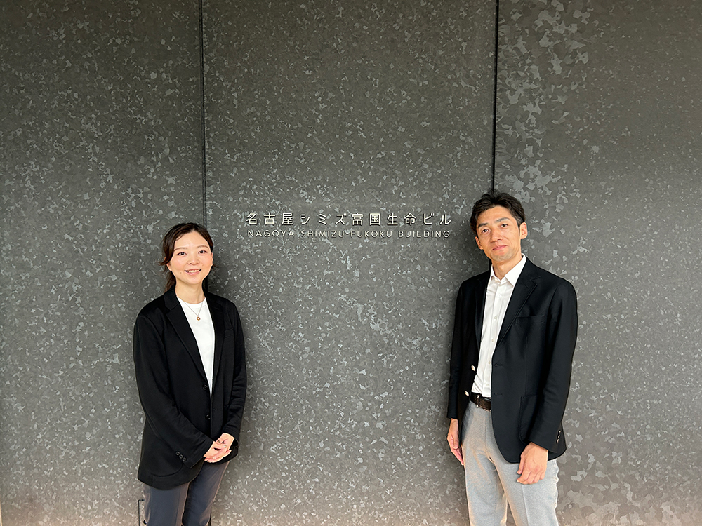開発担当者の濱田咲子(左)と藤嶋晋平(右)