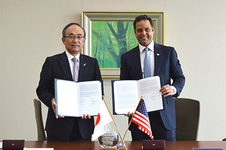 2017年4月、DELOS社とグローバルコーポレートアライアンスを締結(左が当社社長)