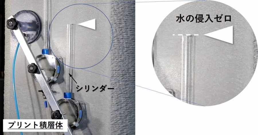 ガラスシリンダー内の水量の変化でコンクリート表面からの吸水速度を調べる試験の様子