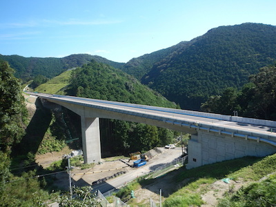 井栗谷橋（近畿自動車道紀勢線和深川第二橋上部）